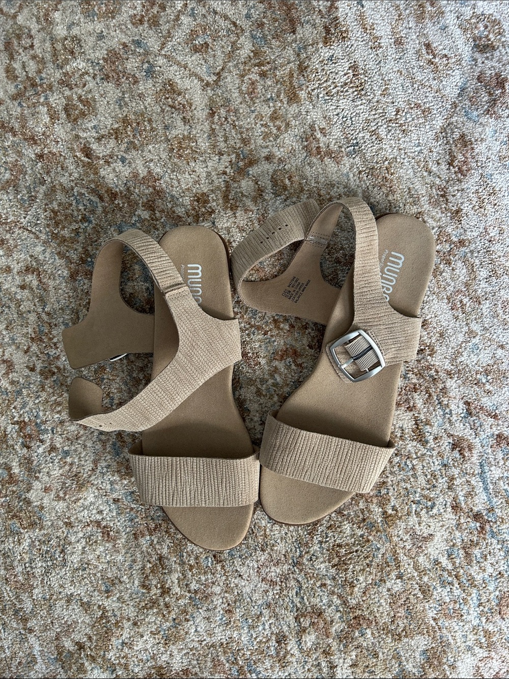 Brand New Munro Cleo Tan Strap Sandals with Buckle, comfort sandal, 10.5 wide